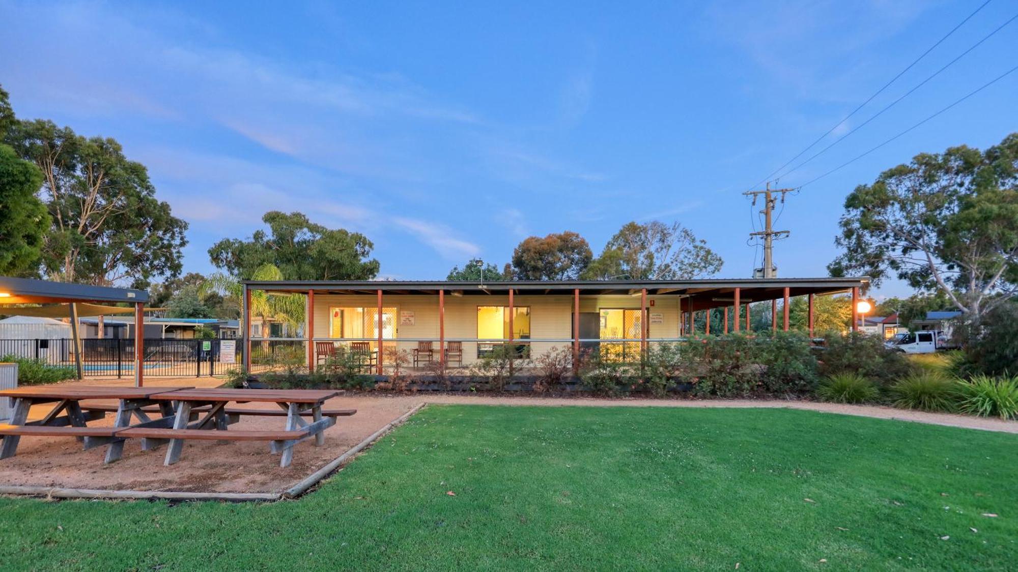 Yarrawonga Riverlands Tourist Park ภายนอก รูปภาพ