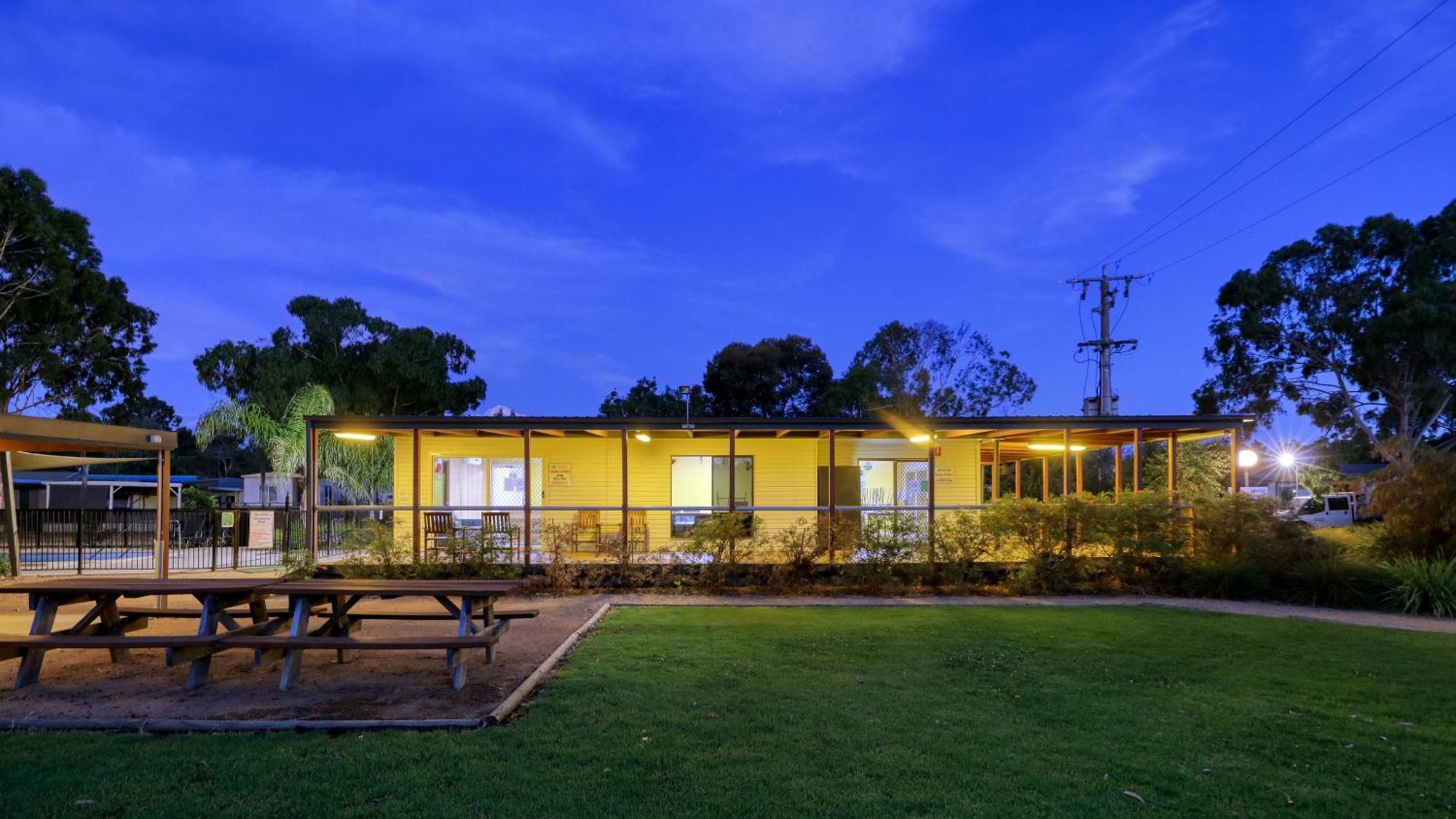 Yarrawonga Riverlands Tourist Park ภายนอก รูปภาพ